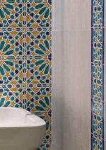 Carrelage andalou peint main DOREMAIL - exemple réalisation FRISE MORISCO AUTOMNE