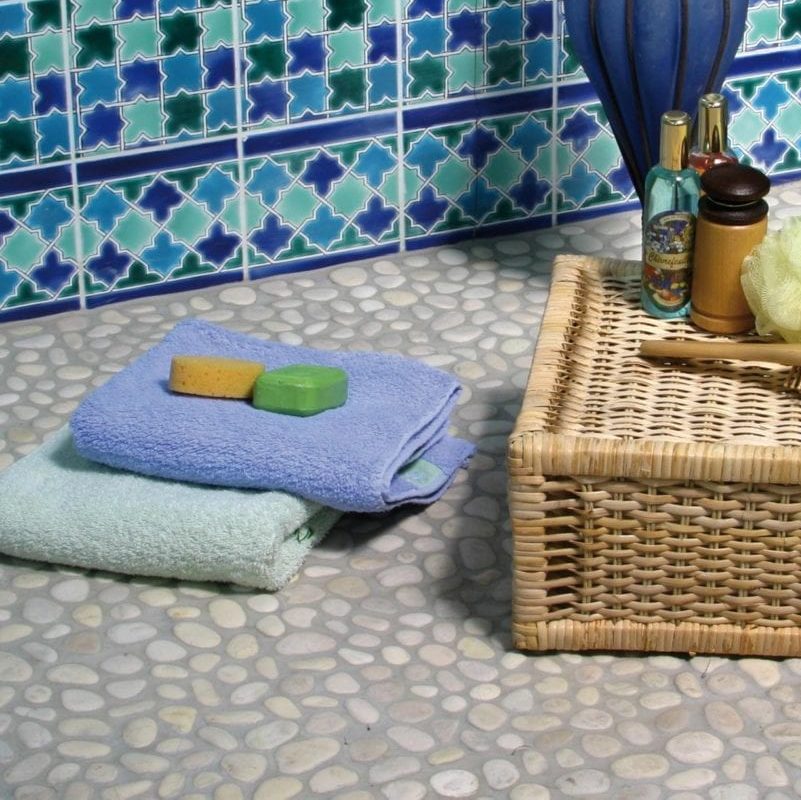 Carrelage galets déco de Bali pour salle de bain ou jardin