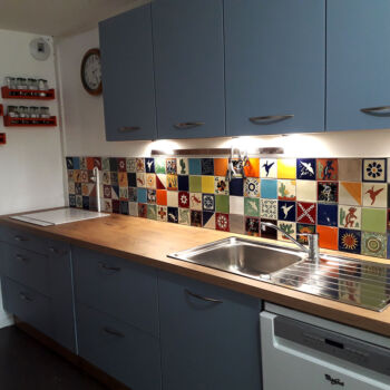 Crédence de cuisine avec carreaux artisanaux aux motifs mexicains et unis COLIBRI AZULEJOS