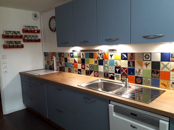 Crédence de cuisine avec carreaux artisanaux aux motifs mexicains et unis COLIBRI AZULEJOS