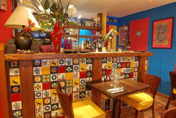 Carrelage mexicain Colibri Azulejos unis et motifs - réalisation bar