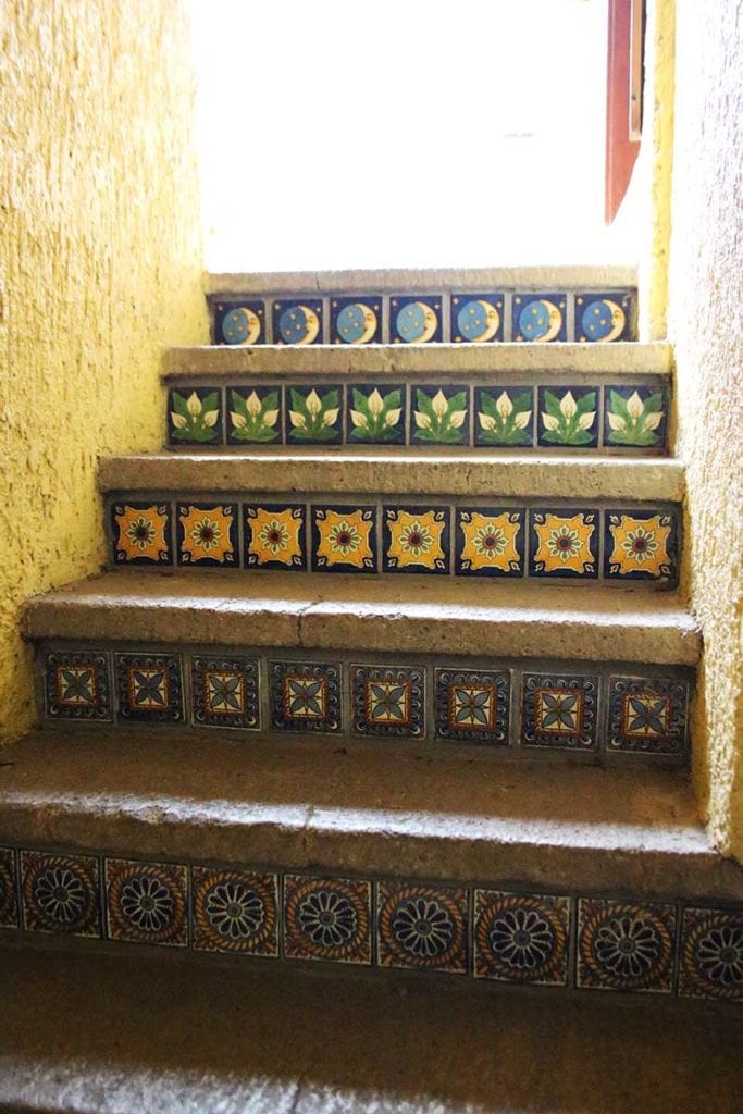 Carrelage mexicain Colibri Azulejos - frise sur marches d'escalier