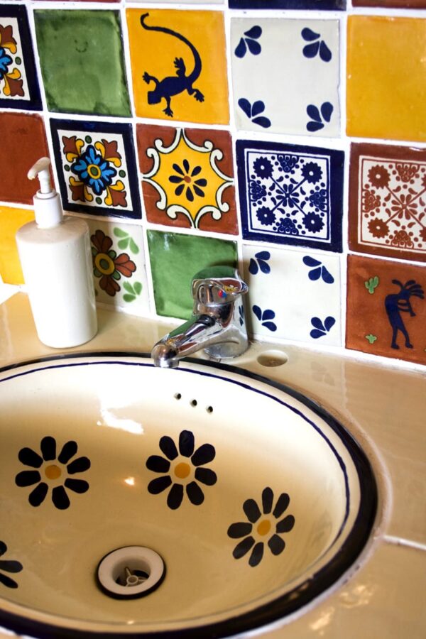 Carrelage mexicain Colibri Azulejos unis et motifs - réalisation salle de bain