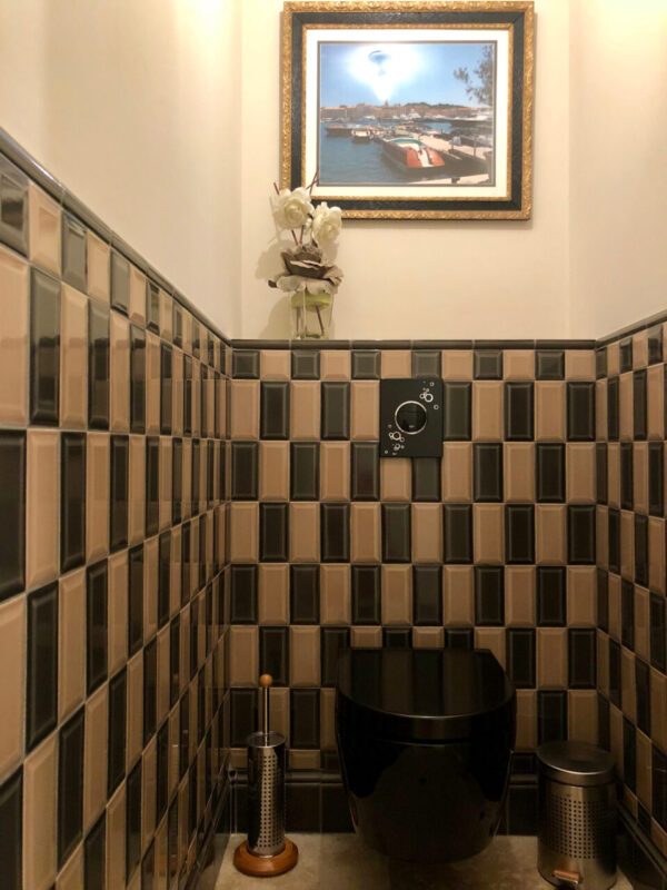 Carrelage métro couleur dans les toilettes - Diffusion Céramique