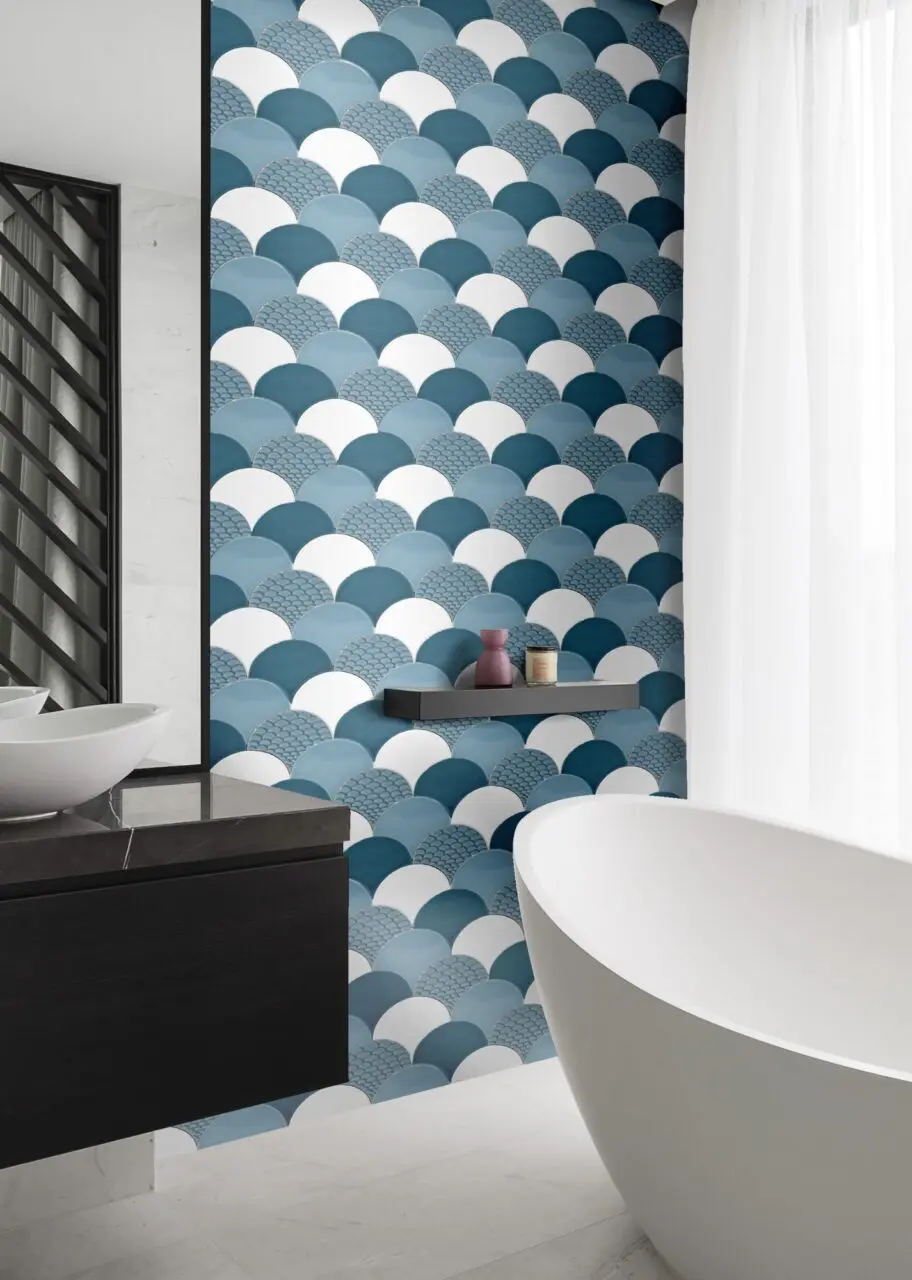 Diffusion Céramique - Carrelage écaille de poisson bleu - Réalisation salle de bain