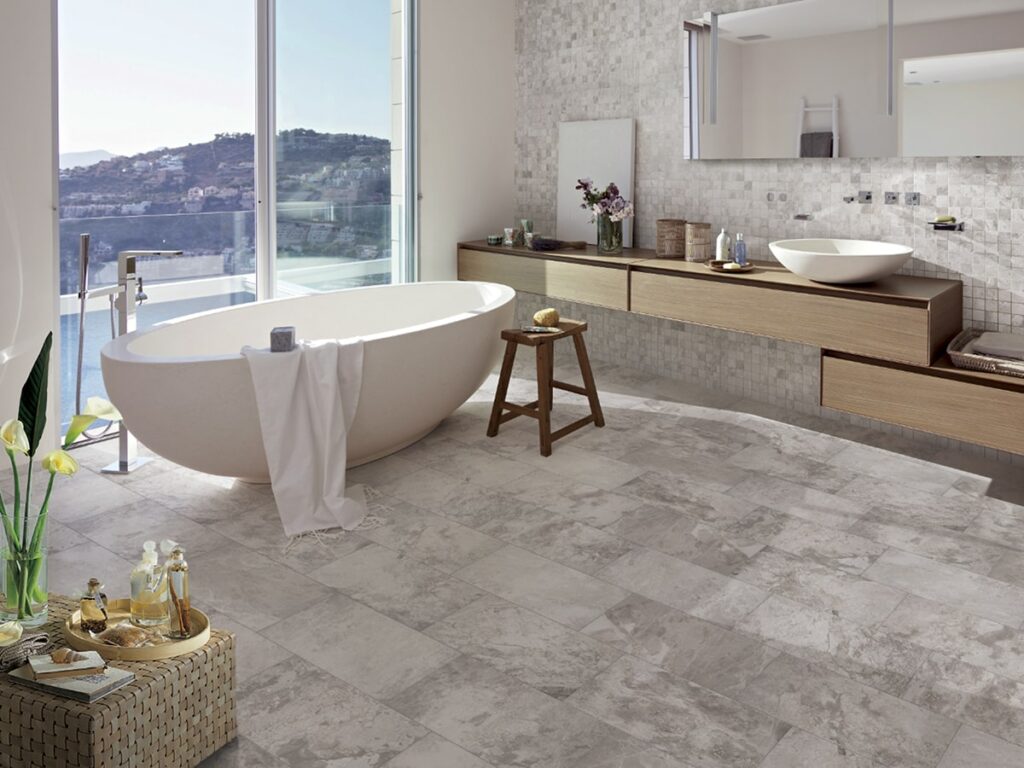 Salle de bain avec carrelage imitation travertin - Saime Phoenix MOON 30x60cm & mosaïque
