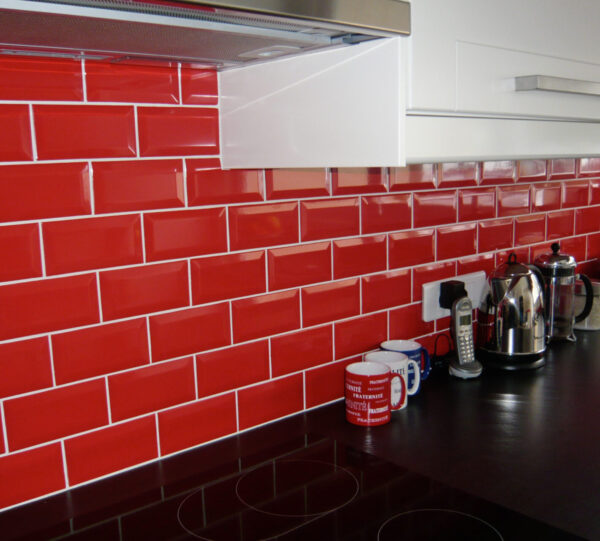 Réalisation en carrelage Metro couleur rouge en Cuisine joint blanc