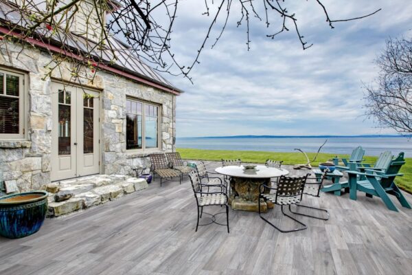 Carrelage extérieur antidérapant sur terrasse imitation parquet bois antidérapant - Paul NORWAY couleur GREY EXT