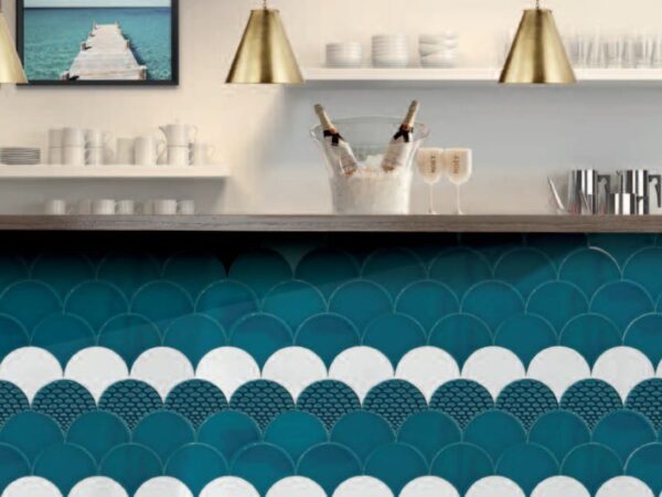 Diffusion Céramique - Carrelage écaille de poisson bleu -Réalisation bar