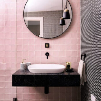 Crédence de salle de bain zellige rose bonbon