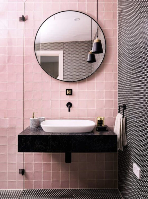 Crédence de salle de bain zellige rose bonbon