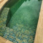 Mosaïque effet piscine Pierre de Bali - Reviglass PARADISE STONES coloris NATURAL SANDY BALI