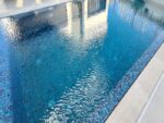 Mosaïque effet piscine Pierre de Bali - Reviglass PARADISE STONES coloris TURQUESE LAGOON
