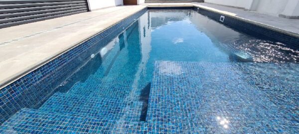 Mosaïque effet piscine Pierre de Bali - Reviglass PARADISE STONES coloris ZAFIRO