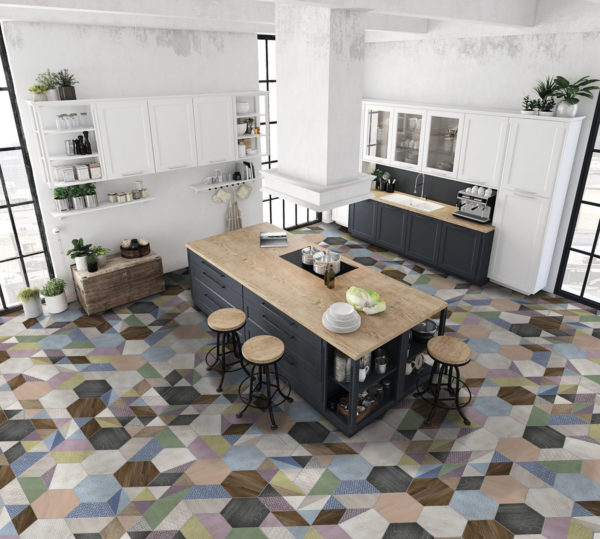 Carrelage hexagonal effet bois peint et motifs ITT ART DECO sur sol cuisine