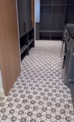 Carreau de ciment hexagonal crédence noire et sol Nanda Capri - sol cuisine NORA