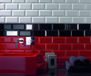 Carrelage métro noir, rouge et blanc de salle de bain - Crédence de lavabo