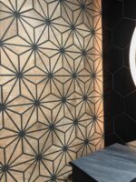 Réalisation mur carrelage hexagonal TRIBECA effet bois et noir