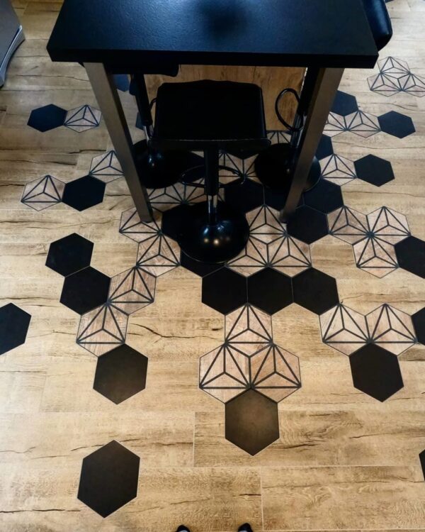Incrustation carrelage hexagonal TRIBECA effet bois et noir sur carrelage parquet