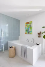 Carrelage pastel NANDA Laurel Clay - mur Marley Blue, tour de baignoire Prima White