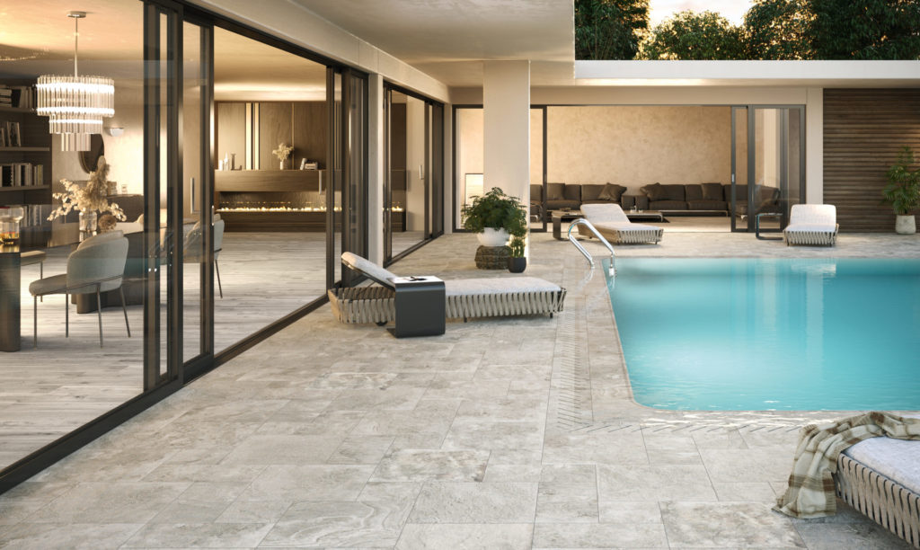 Terrasse de piscine avec carrelage extérieur antidérapant imitation travertin blanc GEOLOGY de Century Ceramica - couleur MINERAL