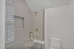 Carrelage fleurs Nanda MELODY motif VIOLETA - mur salle de bain