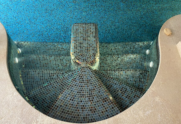 Carrelage mosaïque piscine pierre de Bali Reviglass KARMA - couleur AQUARELA
