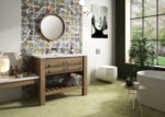 Salle de bain avec carrelage mural effet papier peint à fleurs TAHITI Diffusion Céramique - Patchwork 23 motifs raccords