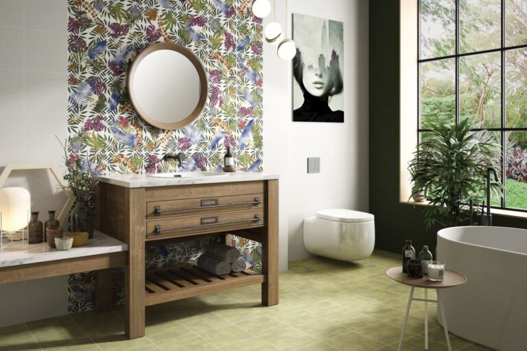 Salle de bain avec carrelage mural effet papier peint à fleurs TAHITI Diffusion Céramique - Patchwork 23 motifs raccords
