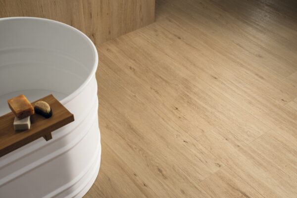 Salle de bain avec carrelage imitation parquet Gardenia JUST NATURE 20x120cm - couleur BEIGE MEDIO