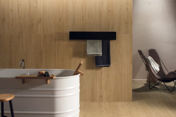 Salle de bain avec carrelage imitation parquet Gardenia JUST NATURE 20x120cm - couleur BEIGE MEDIO