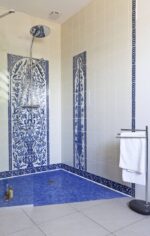 Douche avec fresque murale Dorémail Cyprès bleu et frise centrale du panneau Yakout