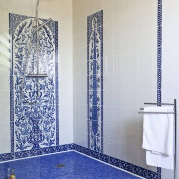 Douche avec fresque murale Dorémail Cyprès bleu et frise centrale du panneau Yakout