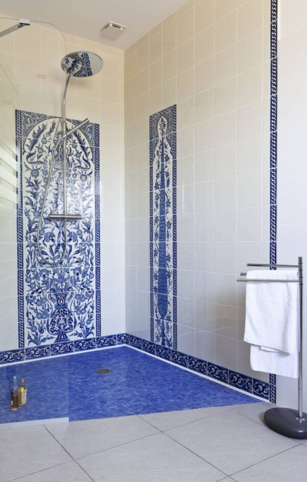 Douche avec fresque murale Dorémail Cyprès bleu et frise centrale du panneau Yakout