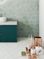 Carrelage hexagonal marbre doré sur sol salle de bain - Calacatta Gold - Cevica RockStar 14x16cm