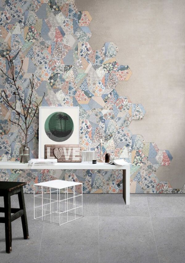 Carrelage hexagonal patchwork fleuri sur mur de salle de bain - Codicer ANAIS