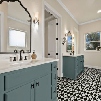 Carrelage géométrique noir sur sol salle de bain - Pasicos VICTORIAN motif HAROLD